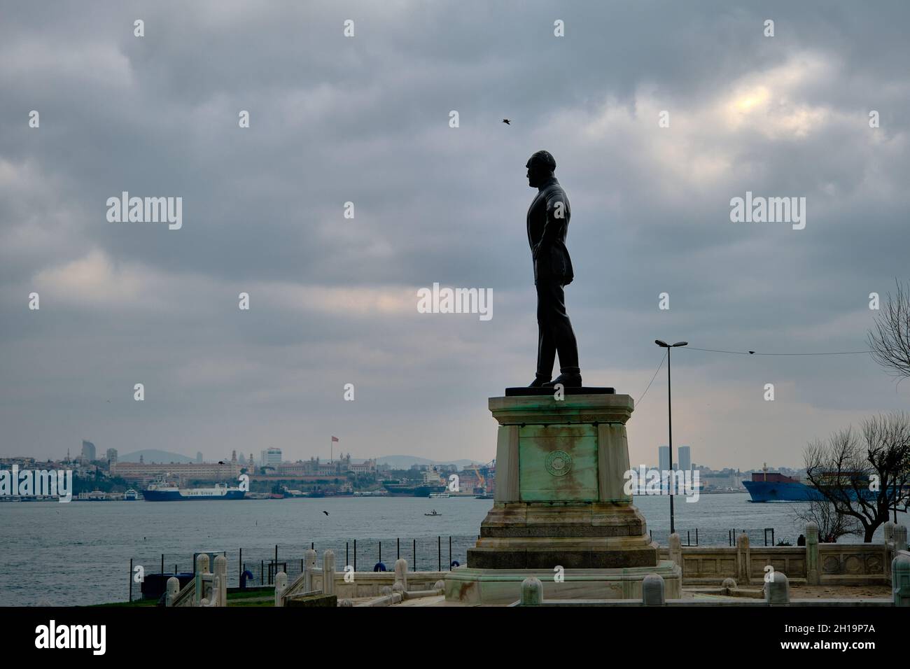 Turchia istanbul. Ataturk fondatore della scultura della repubblica Turca a Sarayburnu istanbul durante il tempo coperto e sfondo bosforo istanbul. Foto Stock