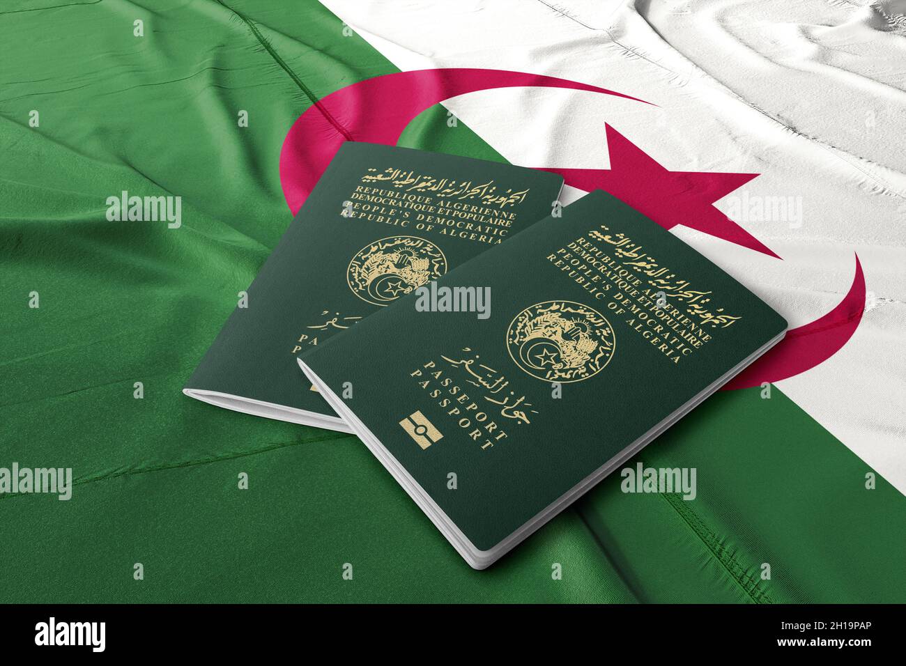Il passaporto algerino è un documento di viaggio internazionale rilasciato ai cittadini algerini, passaporto algerino sulla bandiera dello Stato algerino Foto Stock