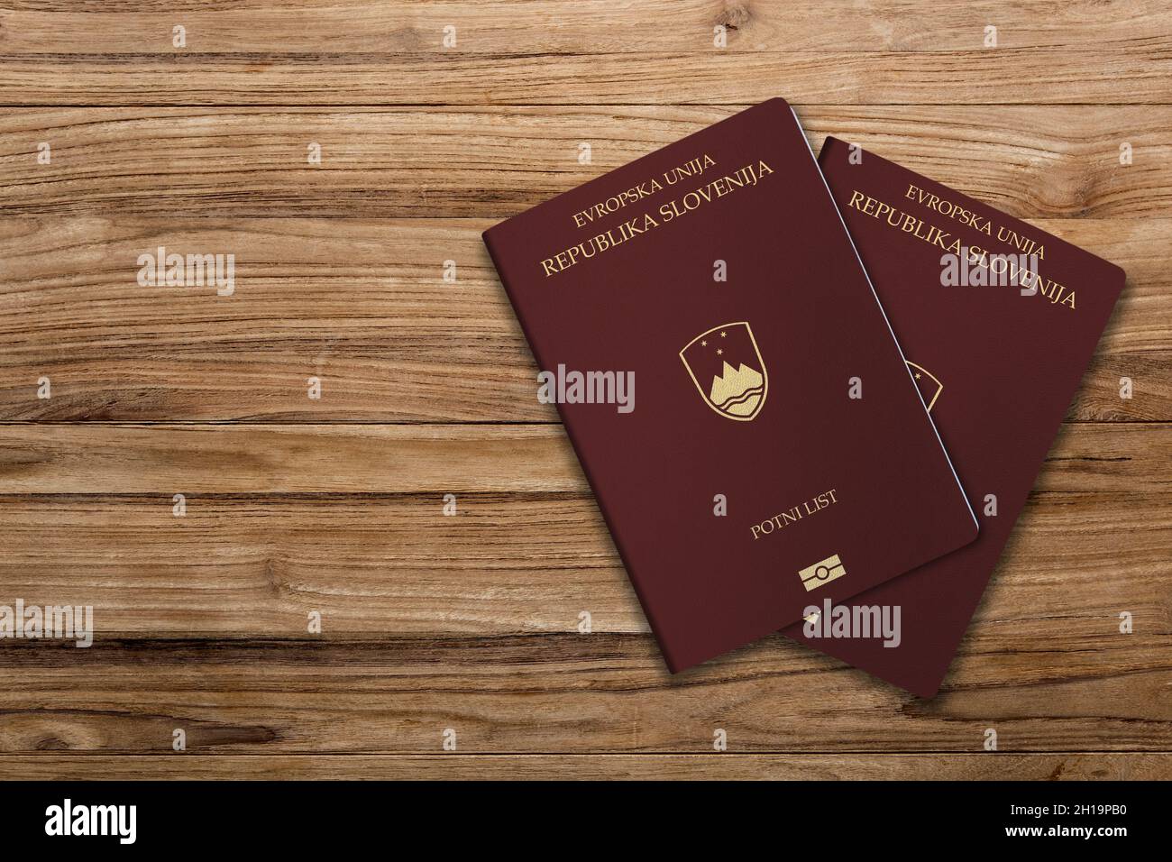 I passaporti sloveni vengono rilasciati ai cittadini sloveni per facilitare i viaggi internazionali. Ogni cittadino sloveno è anche cittadino dell'Unione europea Foto Stock