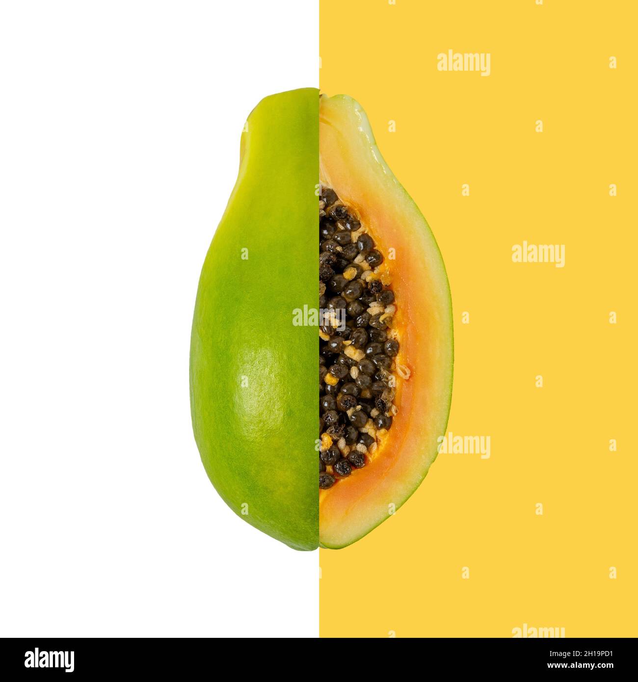 Fette di papaya frutta su sfondo vivace. Frutta di concetto estate minimal. Foto Stock