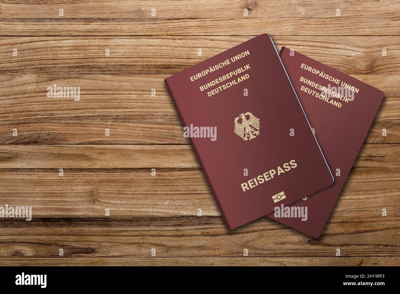 Passaporto tedesco su sfondo di legno, per un cittadino tedesco, il più forte passaporto europeo Foto Stock