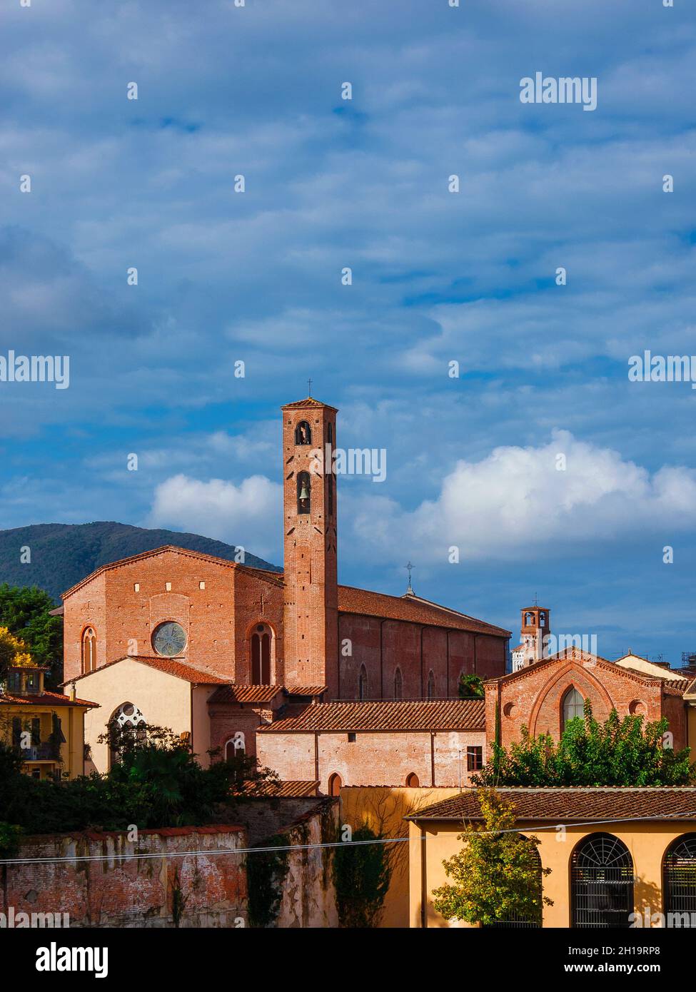 Lucca affascinante centro storico. Vista sul vecchio skyline della città con torri medievali e la chiesa gotica di San Francesco Foto Stock
