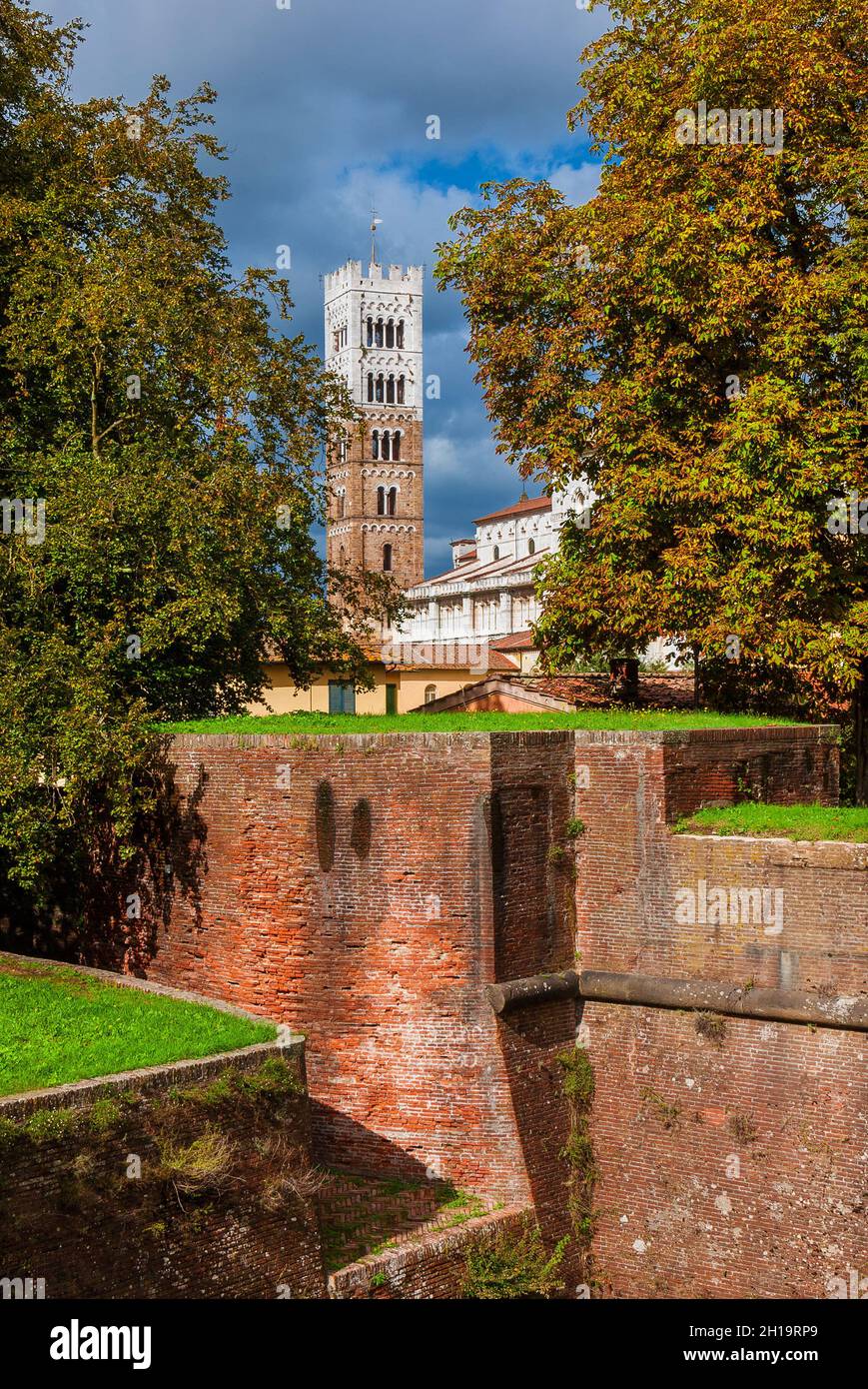 Lucca affascinante centro storico. Vista della splendida cattedrale medievale della città da San Colombano Bulwark, lungo le famose mura della città Foto Stock