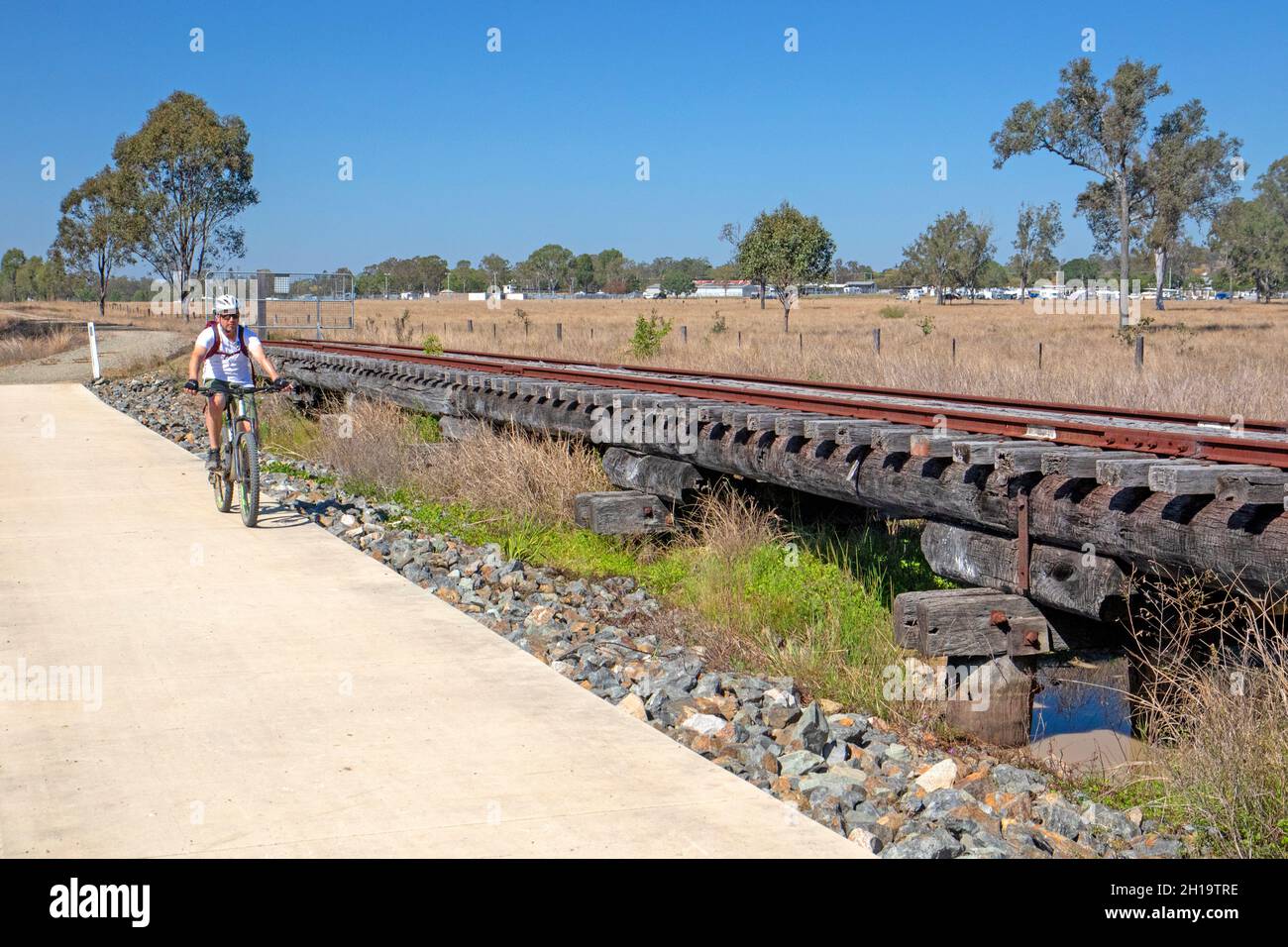 Ciclista sul Brisbane Valley Rail Trail Foto Stock