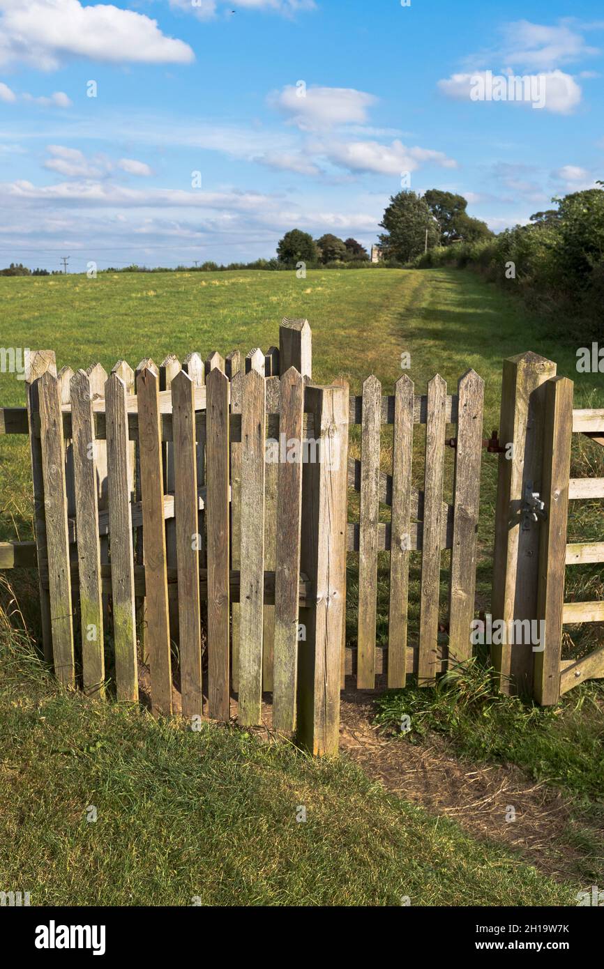 dh Kissing gate THORP ARCO YORKSHIRE sentiero in legno cancelli campo pubblico sentiero inghilterra uk wetherby Foto Stock