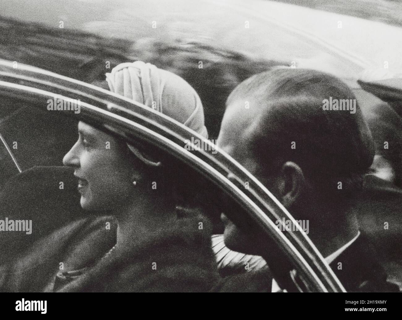 Elisabetta II, Regina di Gran Bretagna, Principe Filippo, Duca di Edimburgo, ritratto di testa e spalle in automobile durante l'apparizione pubblica, New York, USA, Angelo Rizzuto, ottobre 1957 Foto Stock