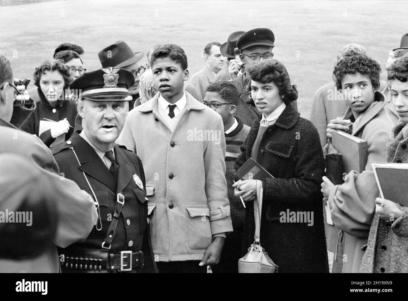Studenti afroamericani con ufficiale di polizia, registrandosi per frequentare la High School durante l'integrazione scolastica, Front Royal, Warren County, Virginia, USA, Thomas J. o'Halloran, US News & World Report Magazine Collection, 19 febbraio 1959 Foto Stock