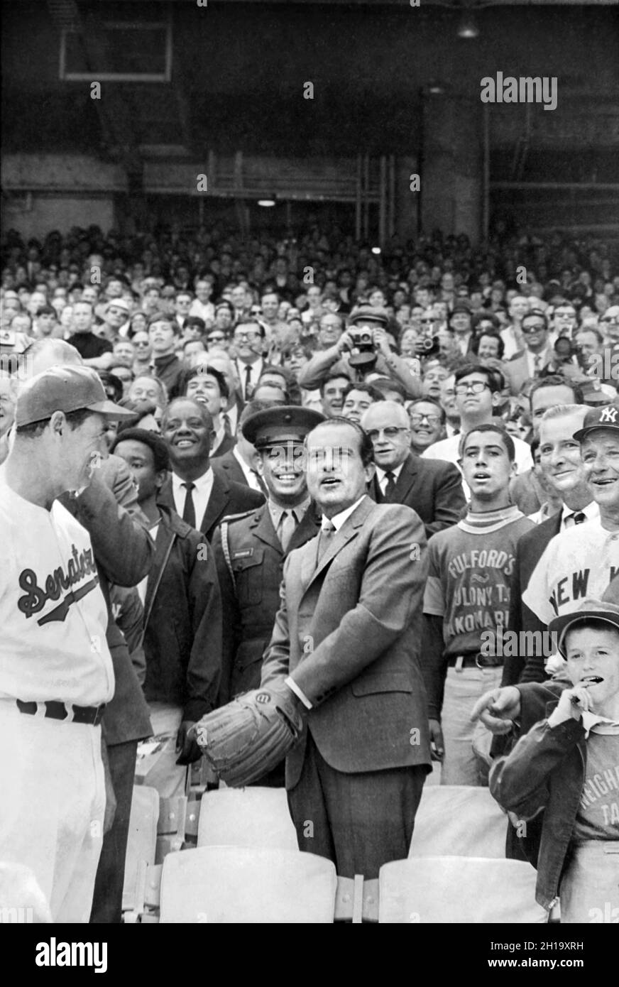 Il presidente degli Stati Uniti Richard Nixon lancia il baseball, alla partita di apertura dei Washington Senators con New York Yankees, Washington, D.C., USA, Warren K. Leffler, US News & World Report Magazine Collection, 7 aprile 1969 Foto Stock