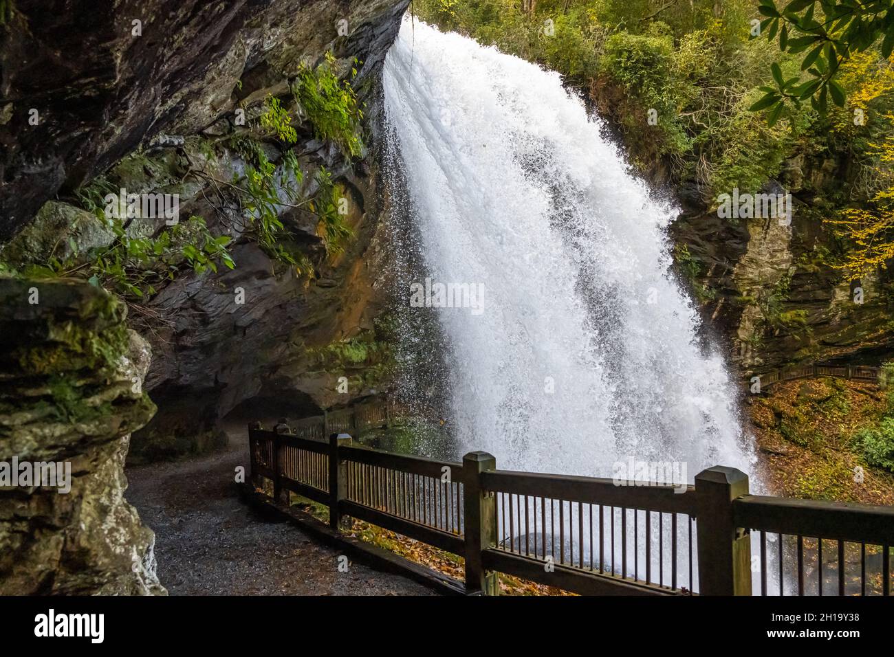 Dry Falls, una famosa cascata a piedi situata tra Highlands e Franklin, North Carolina, in una splendida giornata autunnale. (USA) Foto Stock