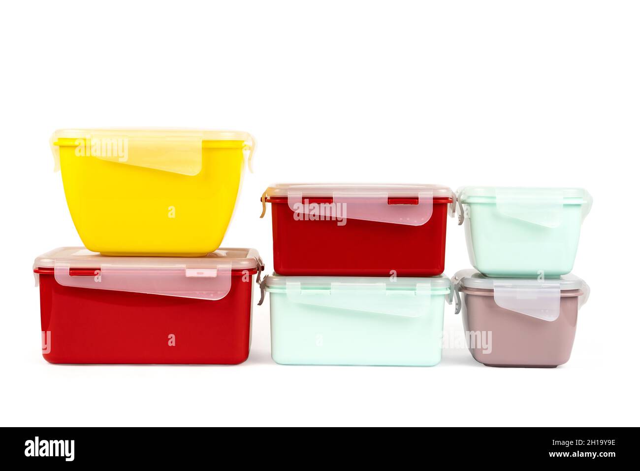 Pila di contenitori multicolore in plastica per prodotti alimentari isolati su sfondo bianco. Vista laterale Foto Stock