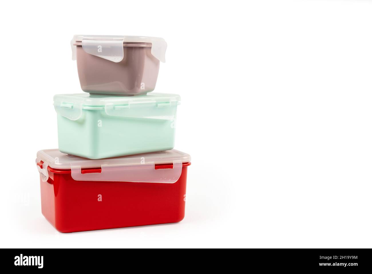 Un mucchio di contenitori in plastica multicolore di diverse dimensioni per prodotti alimentari isolati su sfondo bianco con spazio per la copia. Vista laterale Foto Stock