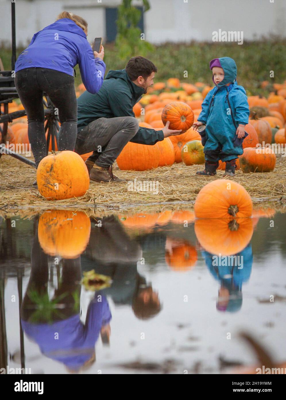 Richmond, Canada. 17 ottobre 2021. Un bambino si pone per una foto durante un'attività di patch di zucca in una fattoria a Richmond, British Columbia, Canada, il 17 ottobre 2021. La gente ha partecipato all'attività per segnare l'arrivo della stagione di raccolto e celebrare il prossimo Halloween. Credit: Liang Sen/Xinhua/Alamy Live News Foto Stock