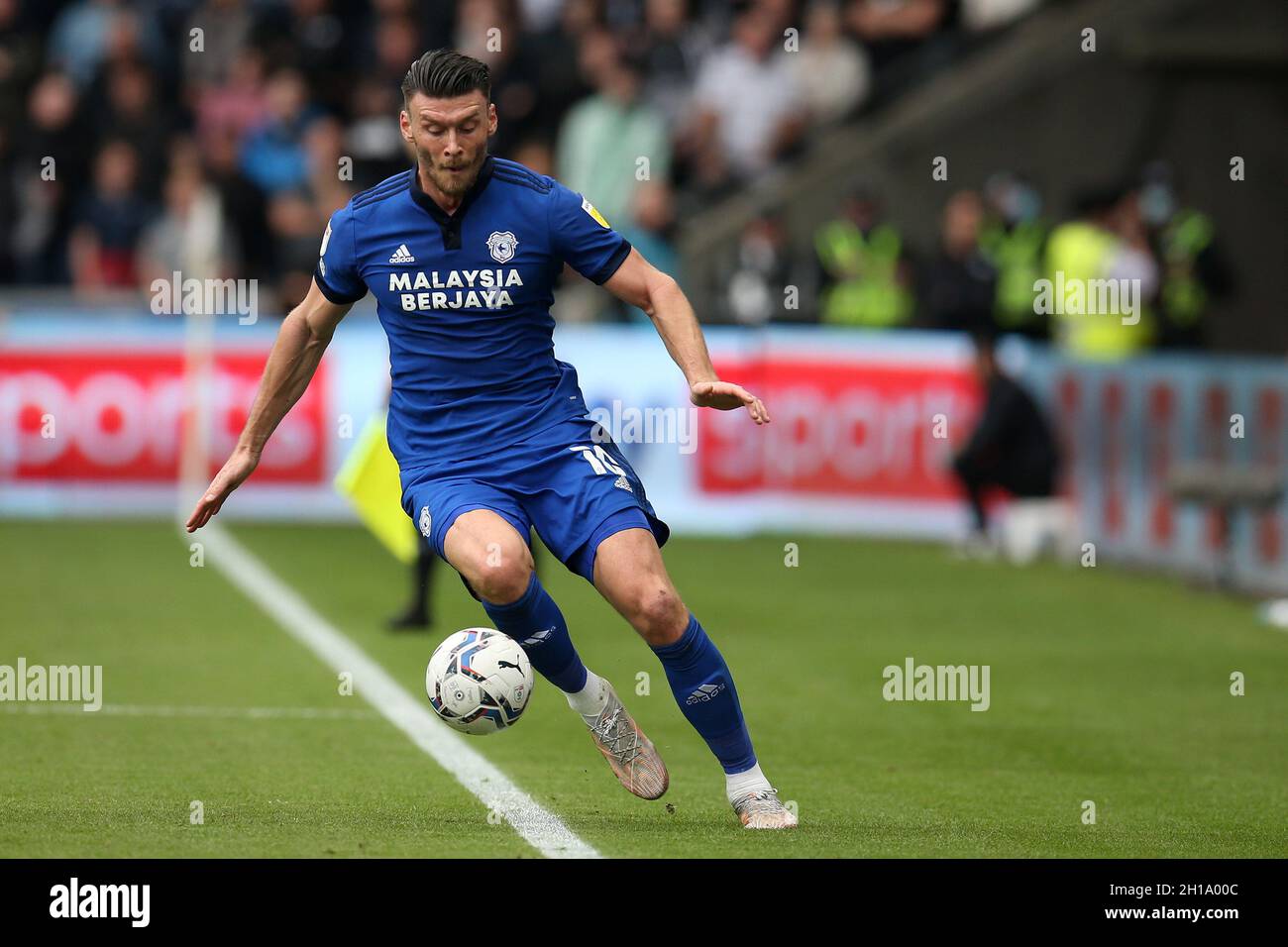 Swansea, Regno Unito. 17 ottobre 2021. Kieffer Moore di Cardiff City in azione . EFL Skybet Championship match, Swansea City / Cardiff City allo Stadio Swansea.com di Swansea domenica 17 ottobre 2021. Questa immagine può essere utilizzata solo per scopi editoriali. Solo per uso editoriale, licenza richiesta per uso commerciale. Nessun uso in scommesse, giochi o un singolo club/campionato/player pubblicazioni. pic di Andrew Orchard/Andrew Orchard sport fotografia/Alamy Live news credito: Andrew Orchard sport fotografia/Alamy Live News Foto Stock