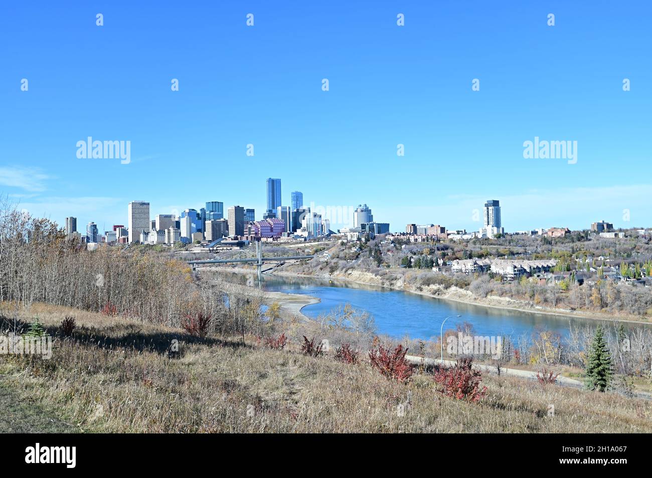 Centro di Edmonton, Alberta, Canada e North Saskatchewan River Foto Stock