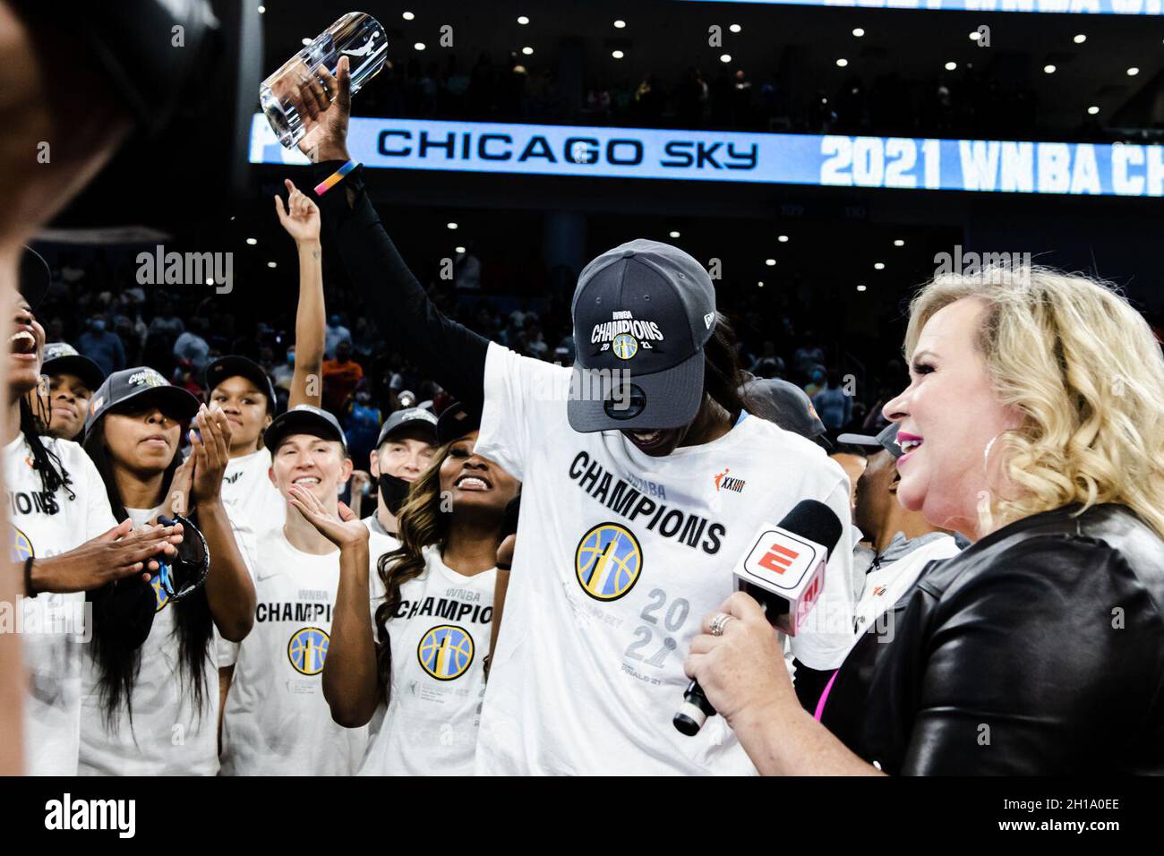 Chicago, Stati Uniti. 17 ottobre 2021. South Loop Kahleah Copper #2, Chicago Sky riceve le finali MVP trofeo il 17 ottobre 2021 presso Wintrust Arena Shaina Benhayoun/SPP credito: SPP Sport Press Foto. /Alamy Live News Foto Stock