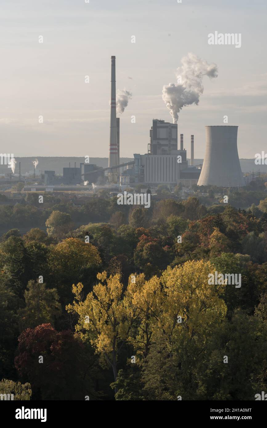 Melnik, Repubblica Ceca. 17 ottobre 2021. Visione generale della centrale elettrica Melnik, gestita dalla società CEZ, il principale produttore di energia nella repubblica ceca. La centrale elettrica si trova a nord, a circa 36 chilometri dalla capitale ceca Praga. A causa della significativa crescita del prezzo dell'energia sul mercato, diversi distributori indipendenti di energia elettrica (tra cui Bohemia Energy e Kolibrik energie) nella repubblica Ceca sono falliti nella scorsa settimana. Credit: SOPA Images Limited/Alamy Live News Foto Stock