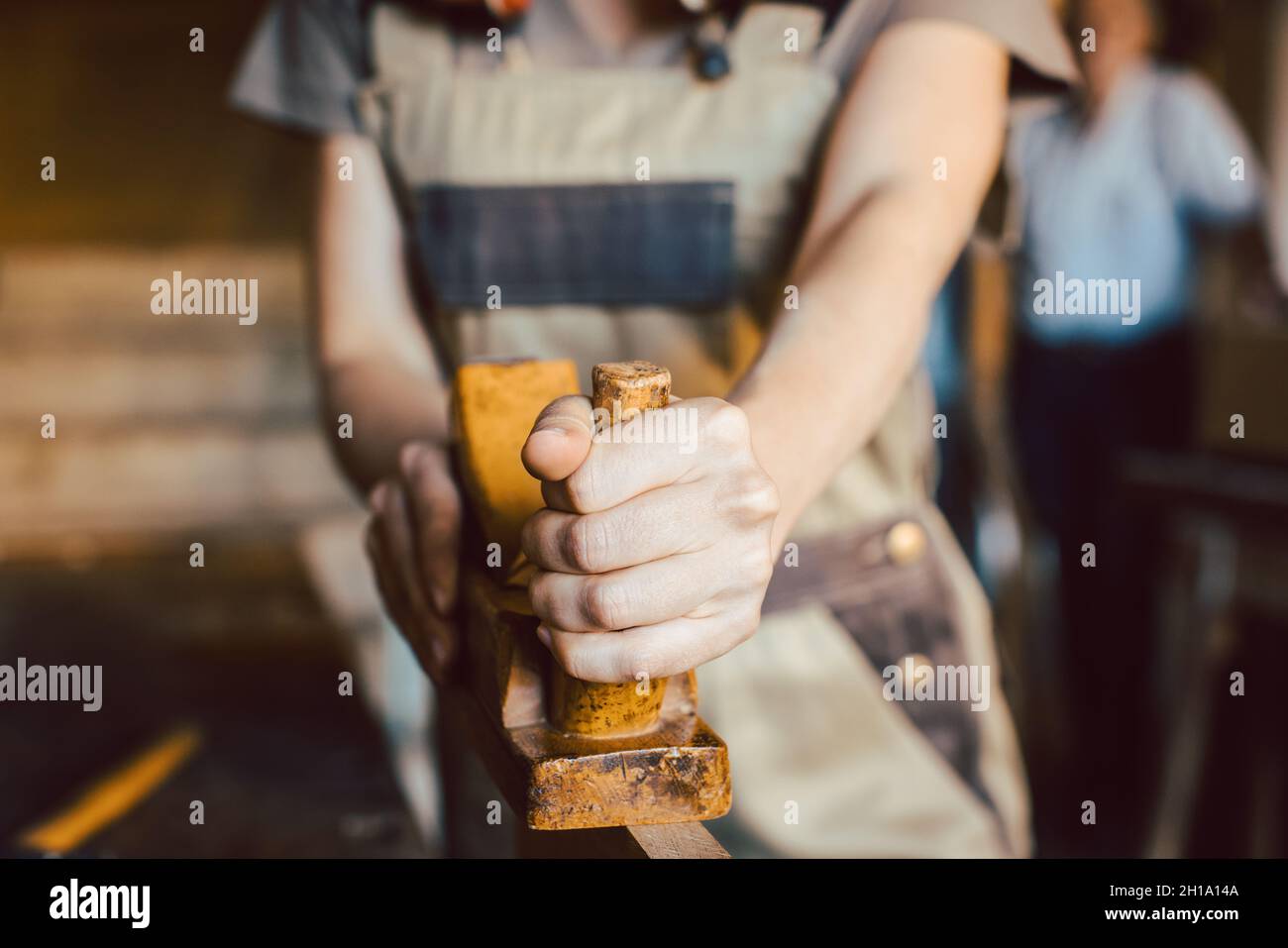 Primo piano su mano di falegname donna con piallatrice di legno Foto Stock