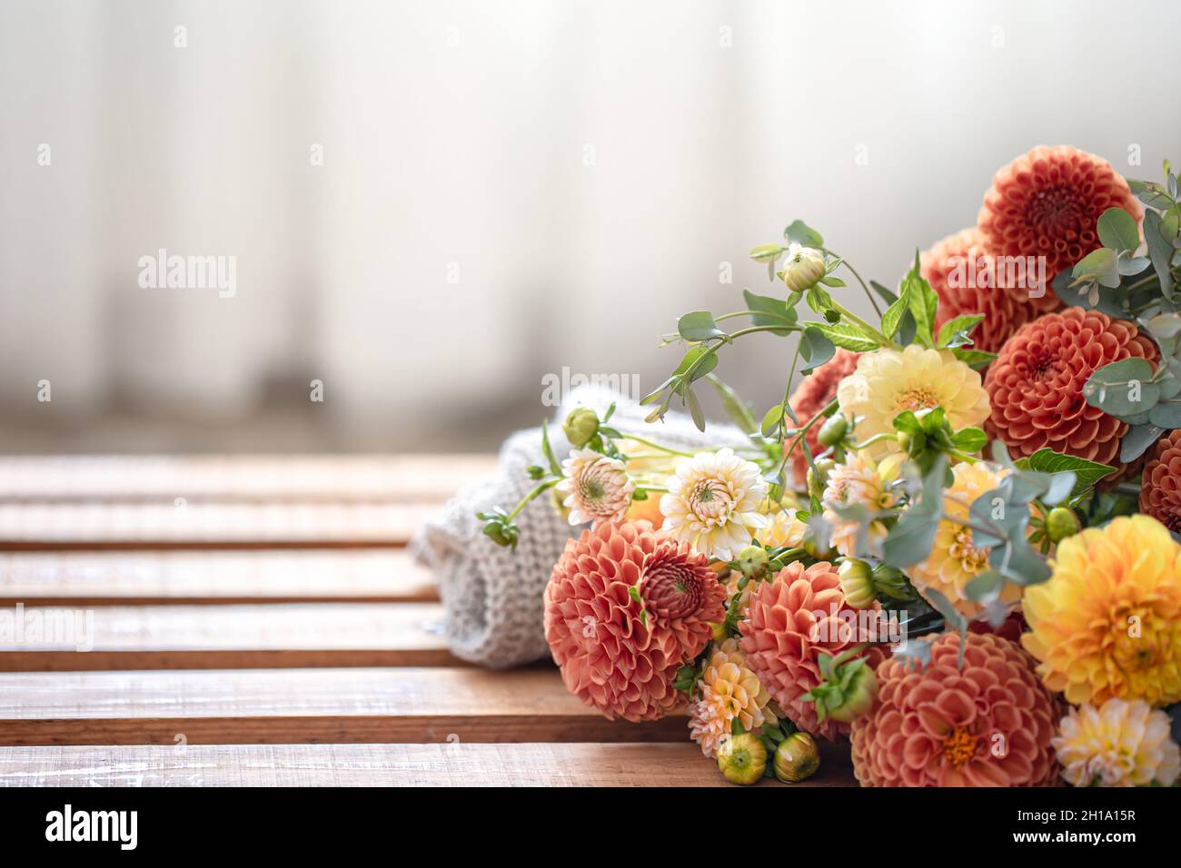 Un bouquet di crisantemi gialli e arancioni su sfondo sfocato. Foto Stock