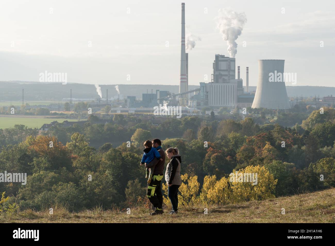 Melnik, Repubblica Ceca. 17 ottobre 2021. Una famiglia si trova di fronte al punto di vista della centrale elettrica Melnik, gestita dalla società CEZ, il più grande produttore di energia della repubblica Ceca. La centrale elettrica si trova a nord, a circa 36 chilometri dalla capitale ceca Praga. A causa della significativa crescita del prezzo dell'energia sul mercato, diversi distributori indipendenti di energia elettrica (tra cui Bohemia Energy e Kolibrik energie) nella repubblica Ceca sono falliti nella scorsa settimana. (Foto di Tomas Tkacik/SOPA Images/Sipa USA) Credit: Sipa USA/Alamy Live News Foto Stock