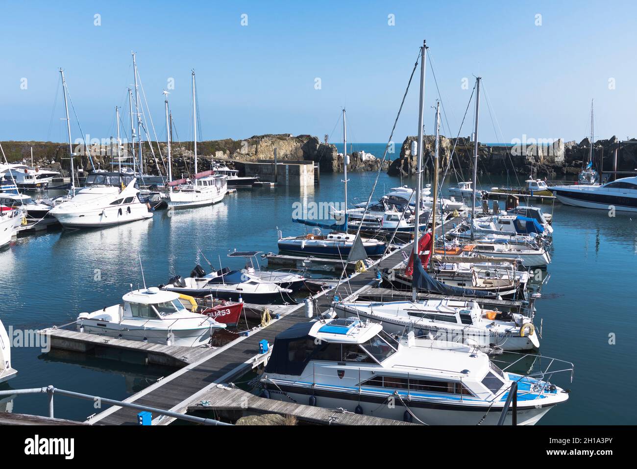 dh Beaucette Marina VALE GUERNSEY Yachts in porto porti marittimi barche yacht porto Foto Stock