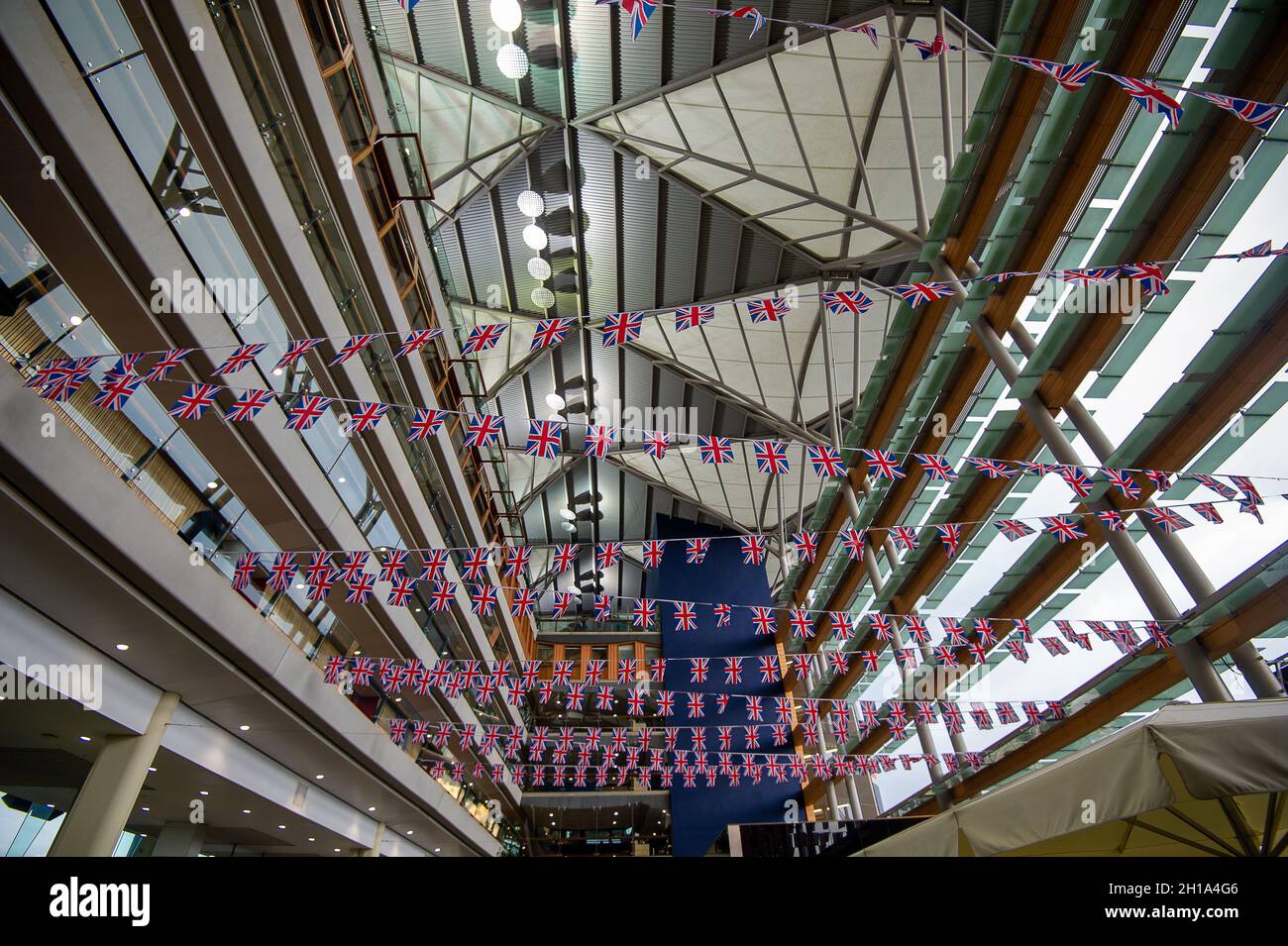 Ascot, Berkshire, Regno Unito. 16 ottobre 2021. All'interno del Grandstand del QIPCO British Champions Day. Credit: Maureen McLean/Alamy Foto Stock