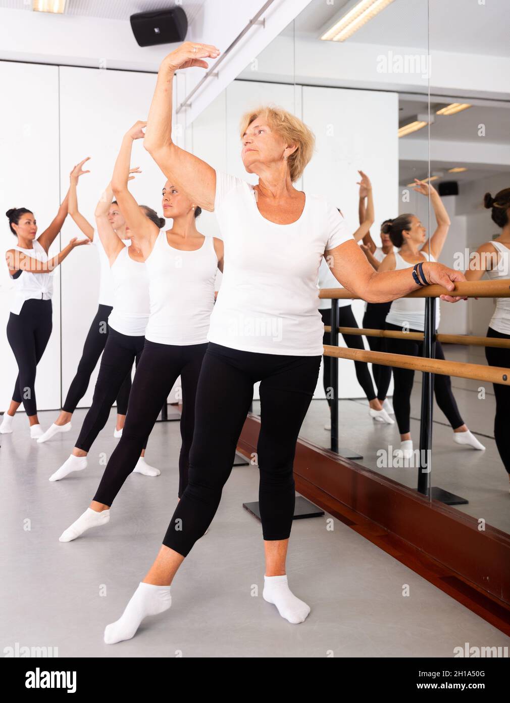 Le donne che addestrano il balletto si muove con l'addestratore Foto Stock