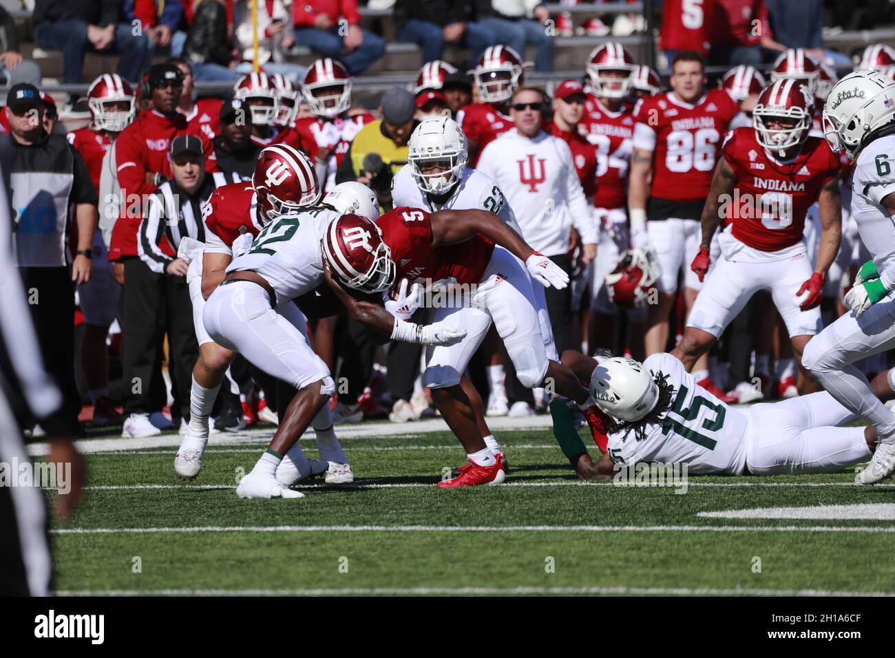 BLOOMINGTON, STATI UNITI d'AMERICA - 2021/10/16: Stephen Carr dell'Indiana University (5) gioca contro lo stato del Michigan durante una partita di football dell'NCAA il 16 ottobre 2021 al Memorial Stadium di Bloomington, Ind. IU ha perso lo stato del Michigan 20-15. Foto Stock