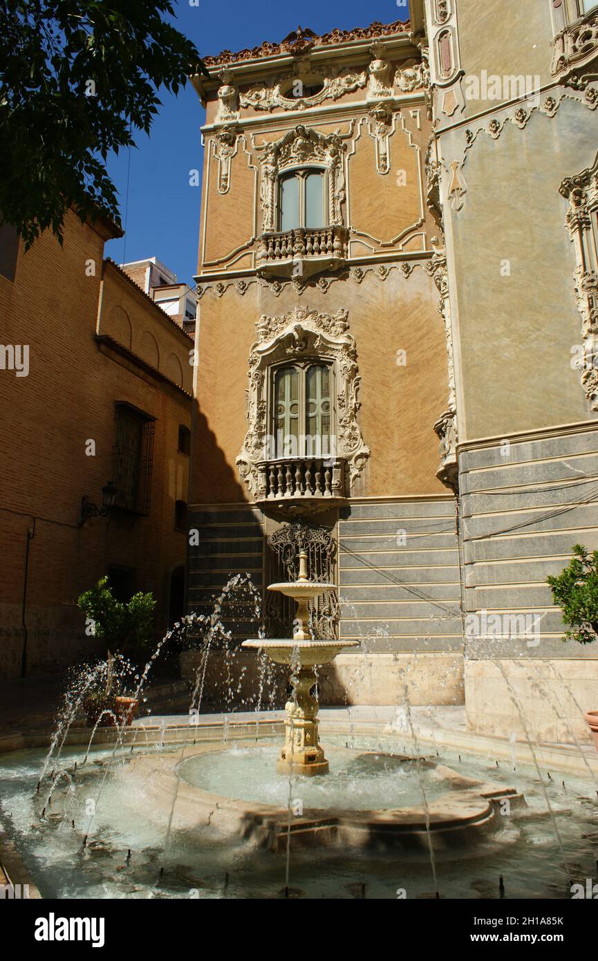 VALENCIA, SPAGNA - 18 agosto 2010: Un mercato verticale del Museo Nazionale di Ceramica e Arti Sumptuary di Gonzalez Marti a Valencia Foto Stock