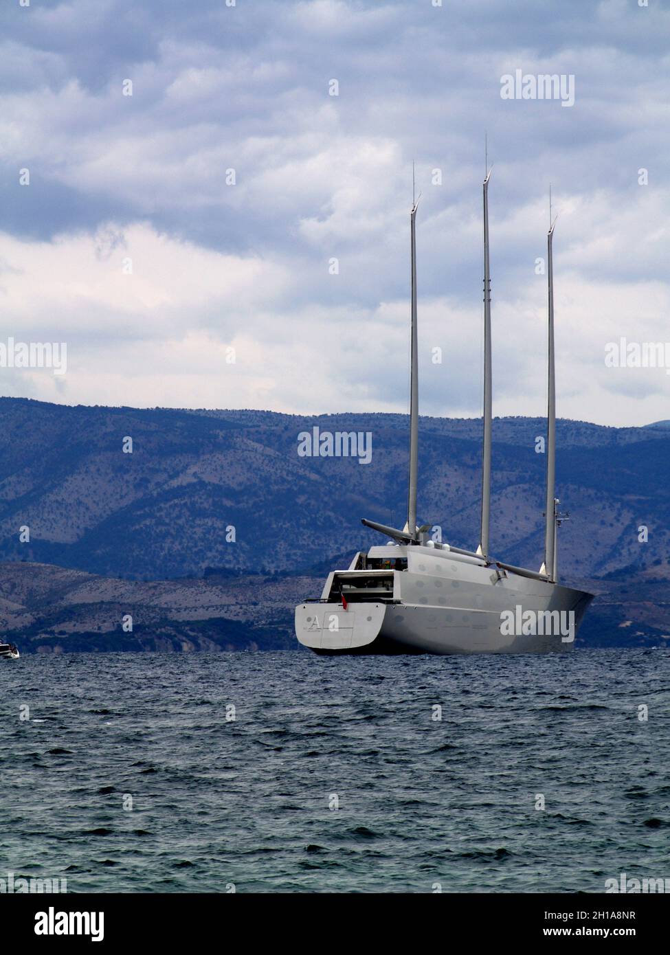 Il più grande del mondo yacht "sailing yacht un' ancorato off shore nella baia di Garitsa, Corfù, Grecia Foto Stock