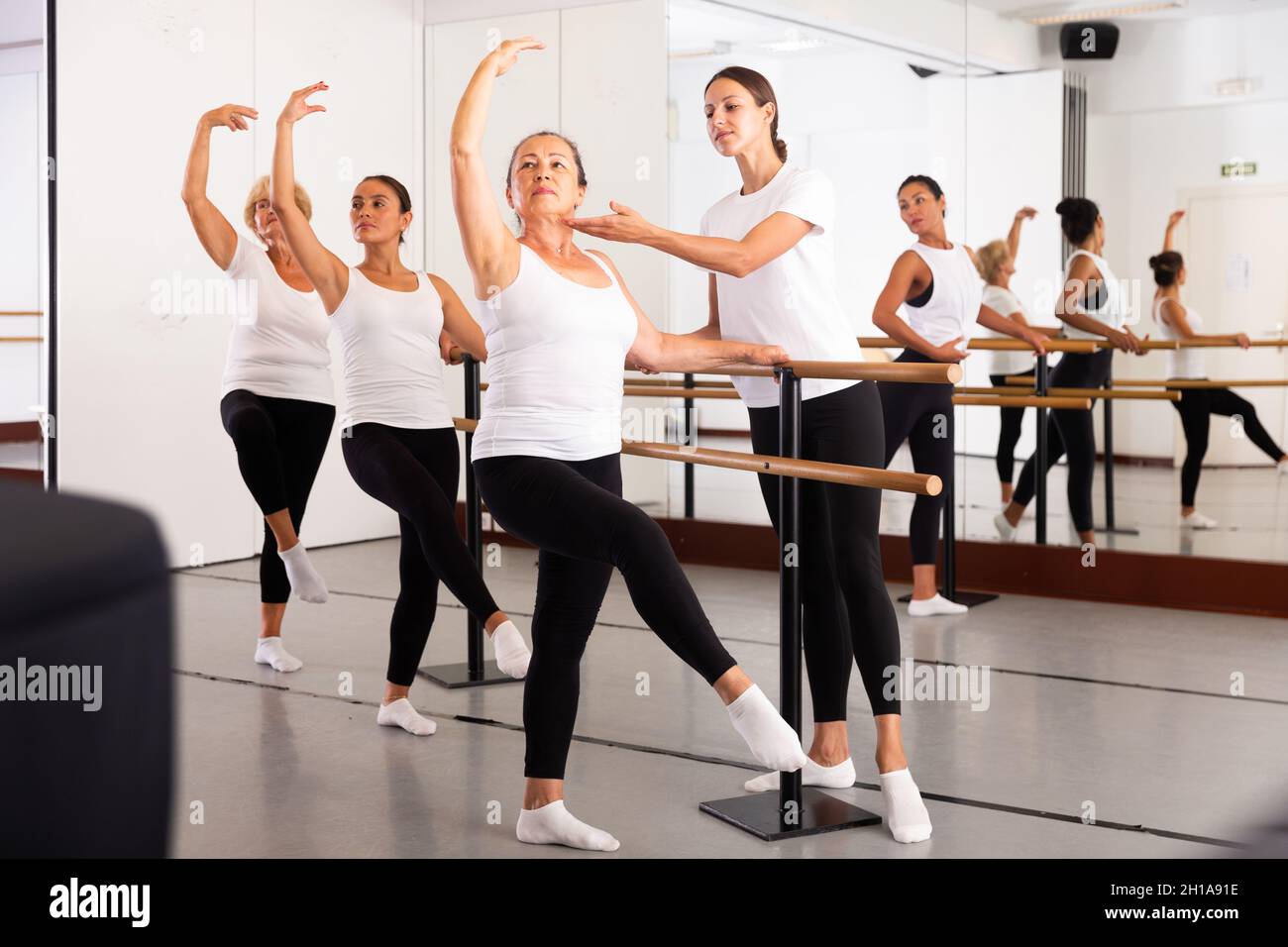 Gruppo di donne formazione mosse balletto Foto Stock