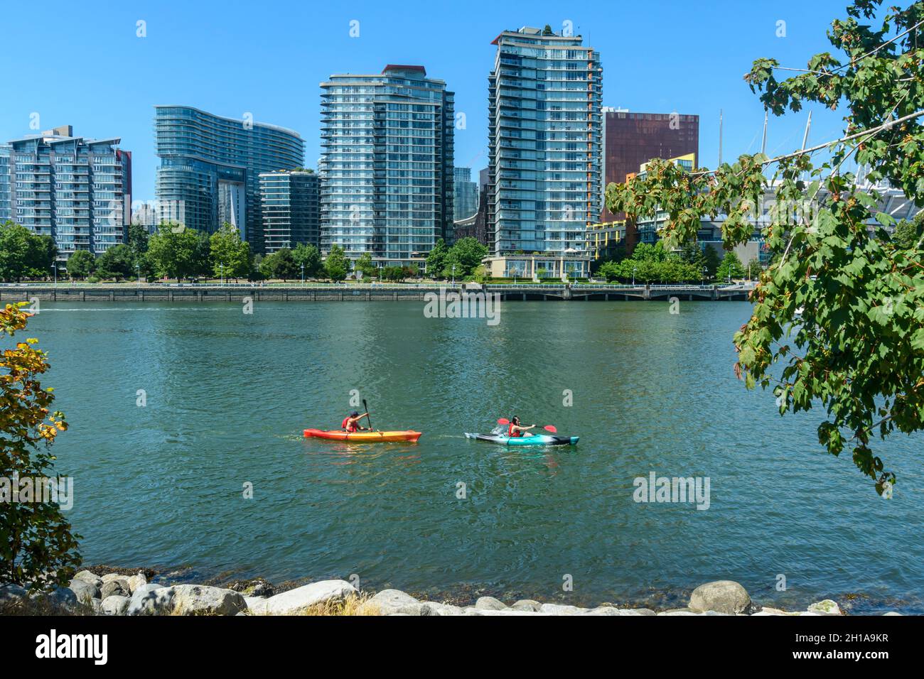 Un paio di kayak a False Creek, Vancouver, British Columbia, Canada Foto Stock