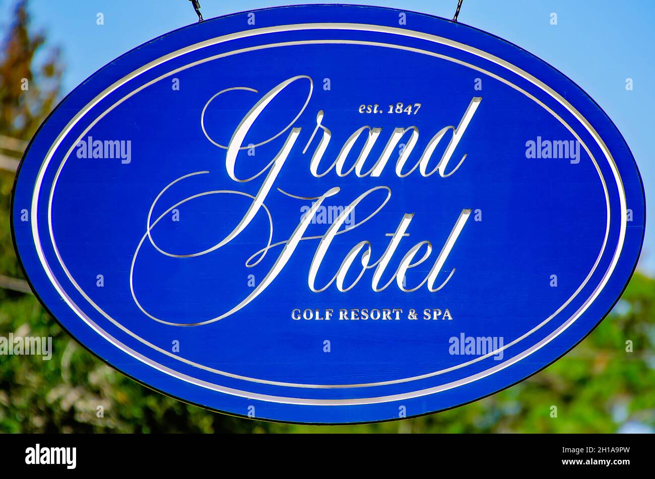 Un cartello per il Grand Hotel Golf Resort & Spa è appeso all'ingresso dell'hotel a quattro stelle, 16 ottobre 2021, a Point Clear, Alabama. Foto Stock