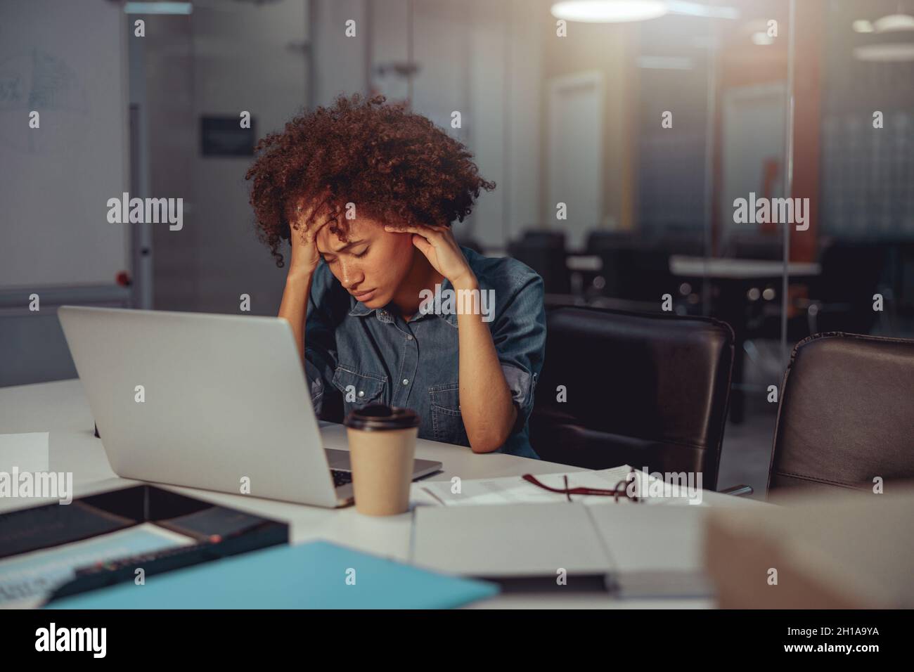 Signora giovane molto stanca di lavoro mentre chiuda gli occhi Foto Stock