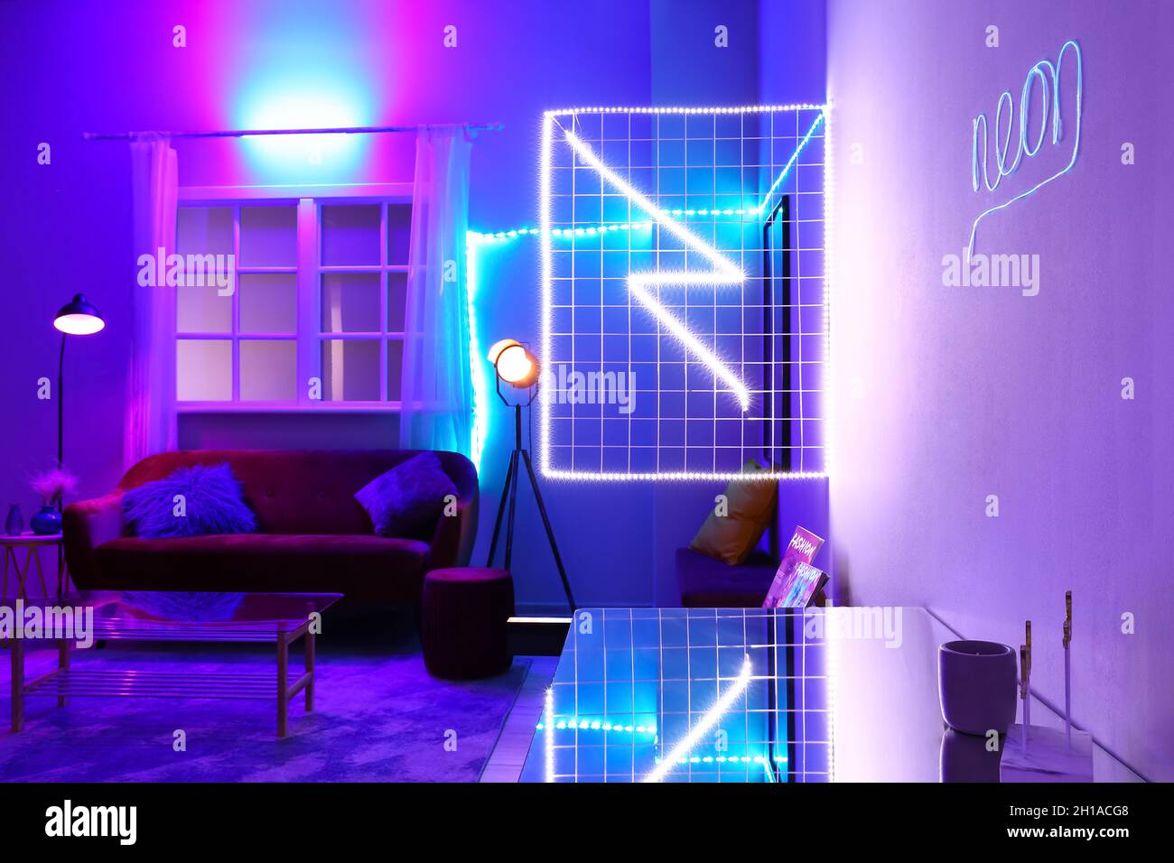 Interni di un elegante soggiorno con illuminazione al neon Foto stock -  Alamy