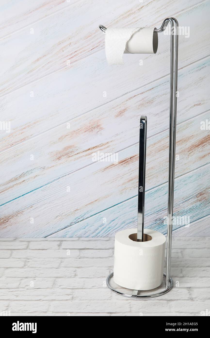Supporto con tubo di cartone e rotolo di carta igienica su sfondo di legno  chiaro Foto stock - Alamy