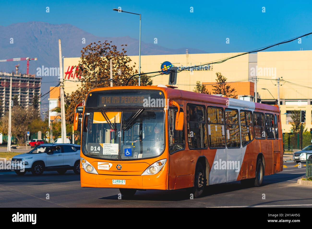 Santiago, Cile - Luglio 2021: Un Transantiago, o Metropolitana Rossa di Movilidad, autobus a Santiago Foto Stock
