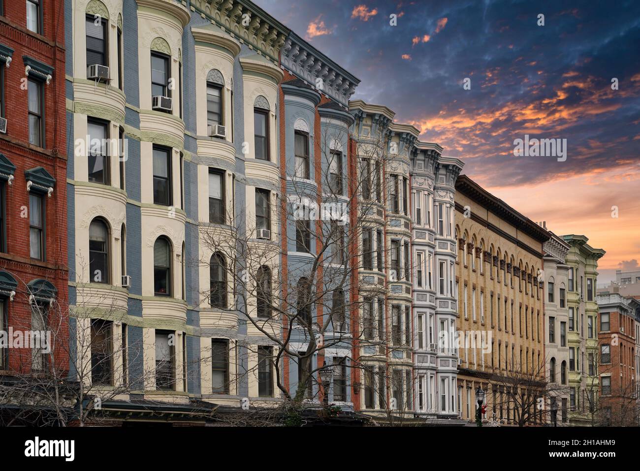Strada di vecchi palazzi ben conservati con tetto ornato linea Foto Stock