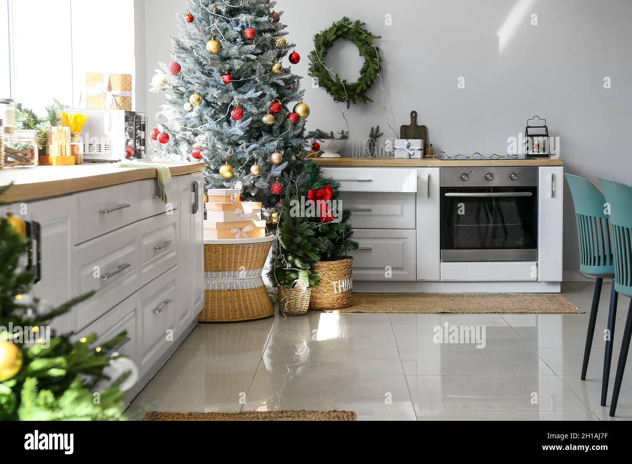 Interno di cucina moderna con bellissimo albero di Natale Foto stock - Alamy