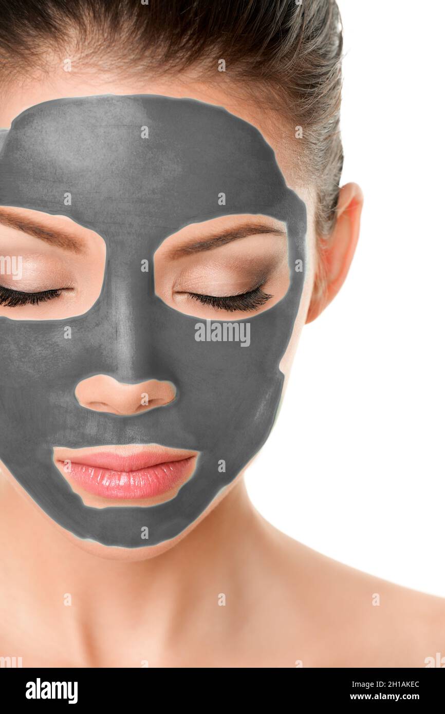 Maschera di argilla vulcanica trattamento viso bellezza asiatica donna  mettendo fango prodotto sulla pelle per una sana terapia di cura della  pelle Foto stock - Alamy