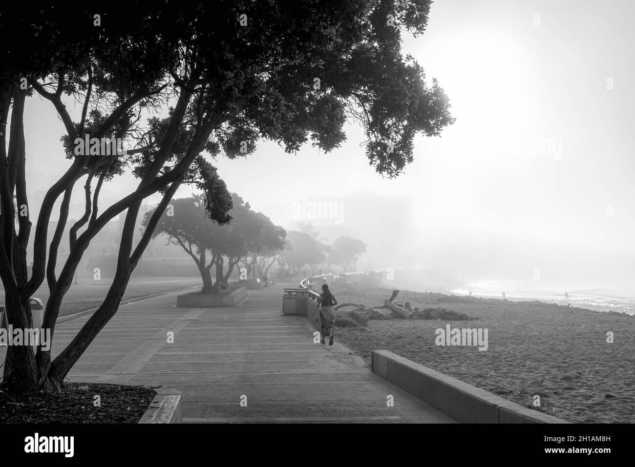 Vista posteriore di una donna che fa jogging presso Ventura Beach Foto Stock