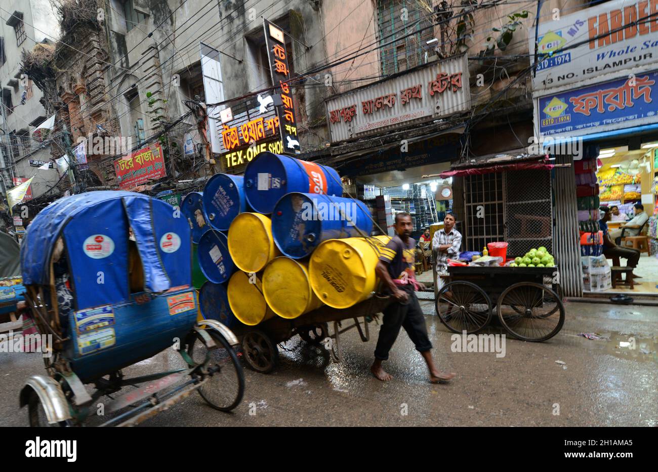 I vivaci mercati di Chawk Bazar a Dhaka, Bangladesh. Foto Stock