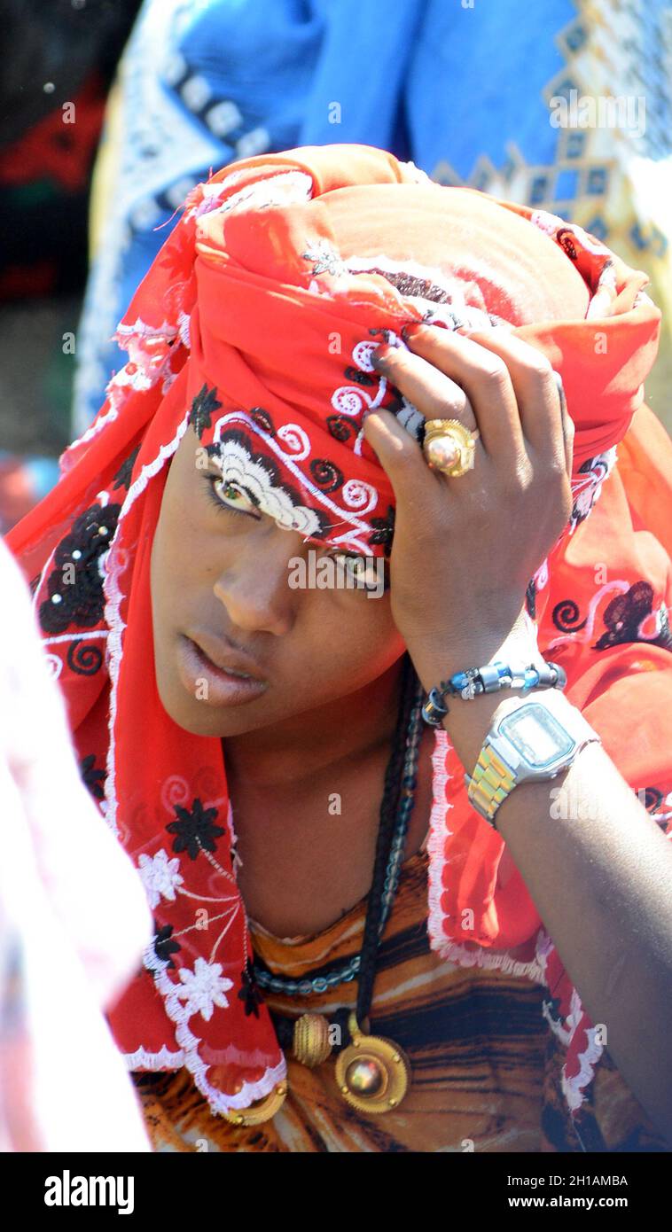 Donne Oromo al colorato mercato settimanale a Bati, Etiopia. Foto Stock