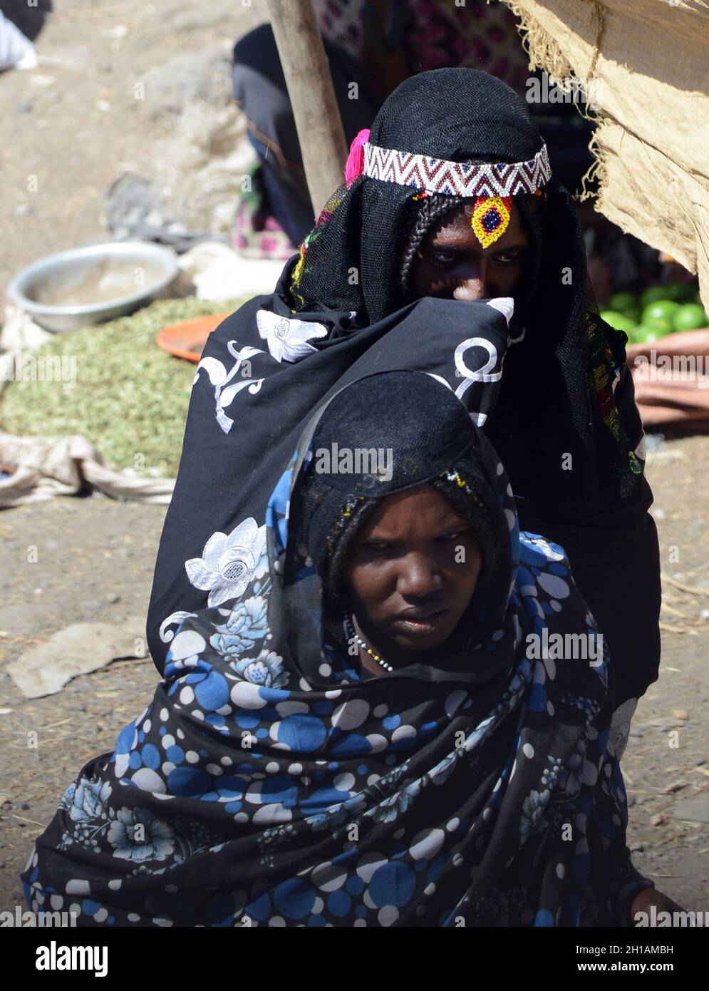 Donne Oromo al colorato mercato settimanale a Bati, Etiopia. Foto Stock