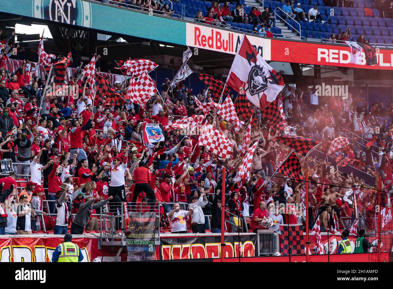 Harrison, NJ - 17 ottobre 2021: I fan dei Red Bulls festeggiano la vittoria nella regolare partita MLS contro NYCFC alla Red Bull Arena Foto Stock