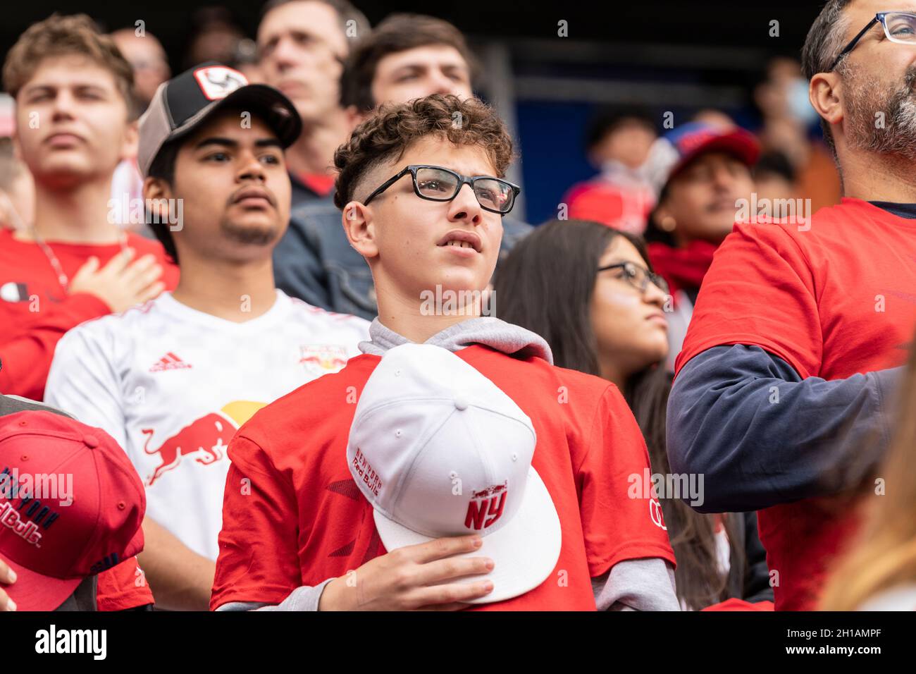 Harrison, NJ - 17 ottobre 2021: Un giovane fan dei Red Bulls visto durante la presentazione di National Anthem prima della regolare partita MLS tra Red Bulls e NYCFC alla Red Bull Arena Foto Stock