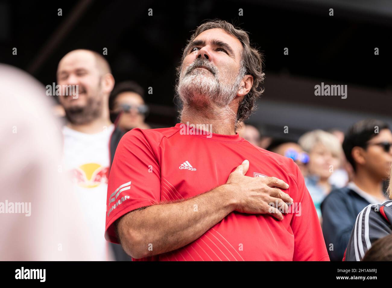 Harrison, NJ - 17 ottobre 2021: Un fan dei Red Bulls visto durante la presentazione di National Anthem prima della regolare partita MLS tra Red Bulls e NYCFC alla Red Bull Arena Foto Stock