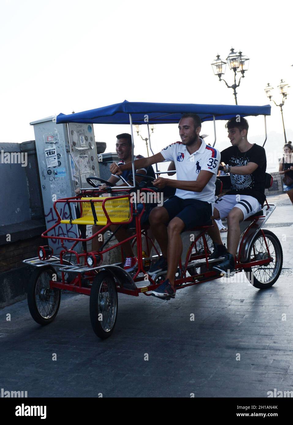 Giro turistico in bicicletta a quattro ruote sul lungomare di via Partenope  a Napoli Foto stock - Alamy