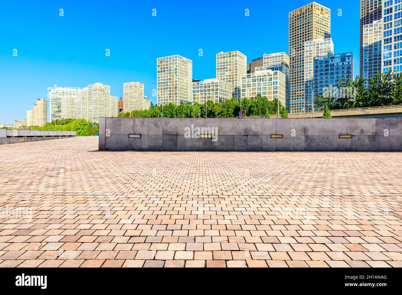 Piano quadrato vuoto e moderni edifici commerciali della città di Pechino, Cina. Foto Stock