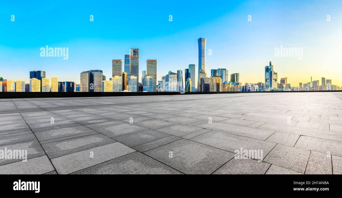 Piano quadrato vuoto e moderni edifici commerciali della città di Pechino, Cina. Foto Stock