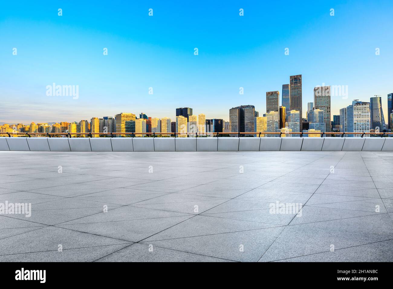 Piano quadrato vuoto e moderni edifici commerciali della città di Pechino, Cina. Foto Stock